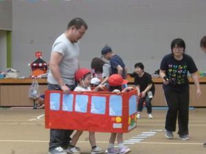 お父さんとバスに乗っている子ども
